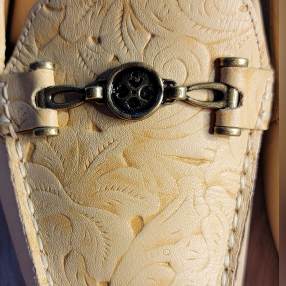 Patricia Nash Cream Embossed Leather Loafers with Gold Accent 8.5 - Picture 2 of 5